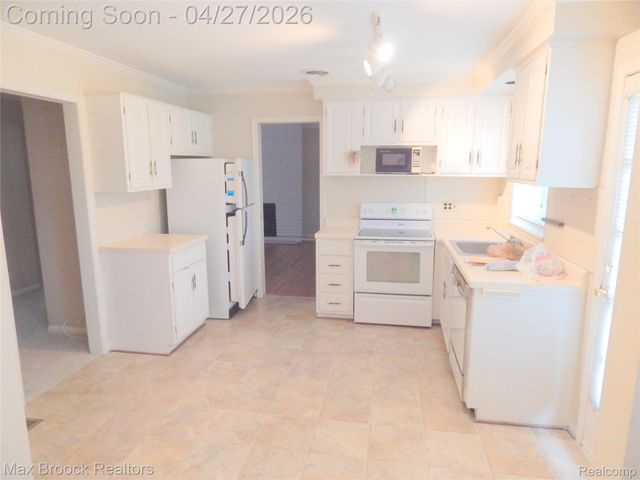116 E HICKORY GROVE Road, Bloomfield Hills, MI 48304