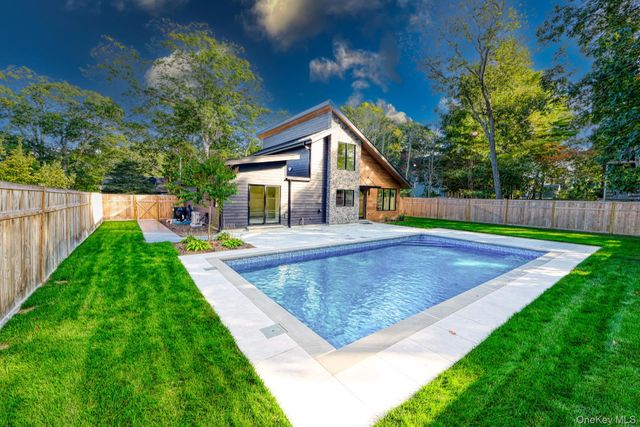 17 Heather Drive, Remsenburg, NY 11960