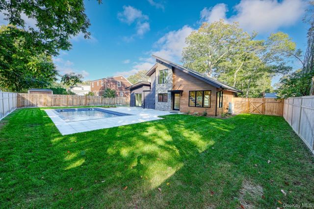 17 Heather Drive, Remsenburg, NY 11960