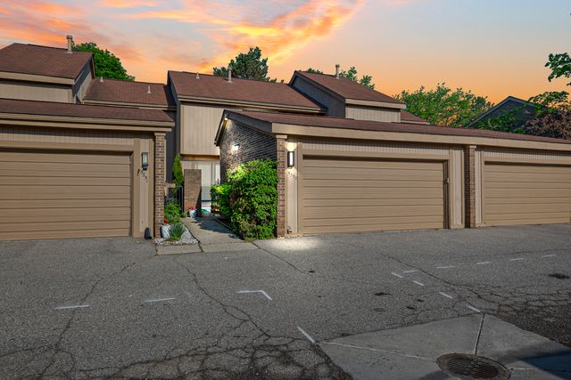 5353 Wright Way W, West Bloomfield, MI 48322