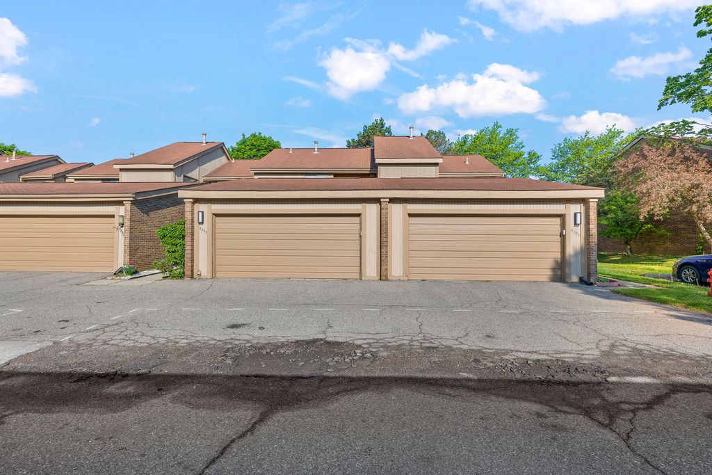 5353 Wright Way W, West Bloomfield, MI 48322