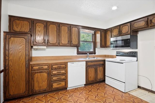 14204 S Raintree Drive, Olathe, KS 66062