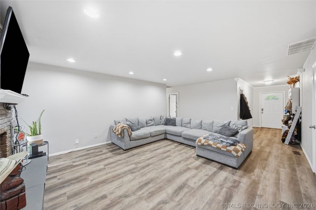 112 N Chestnut Avenue, Broken Arrow, OK 74012