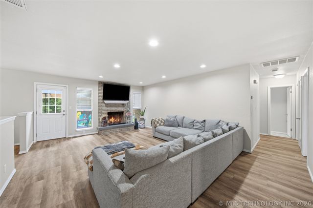 112 N Chestnut Avenue, Broken Arrow, OK 74012
