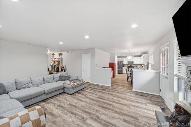 112 N Chestnut Avenue, Broken Arrow, OK 74012
