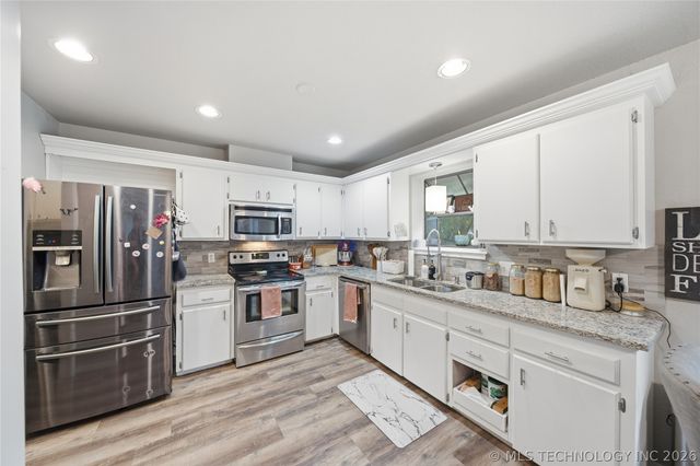 112 N Chestnut Avenue, Broken Arrow, OK 74012