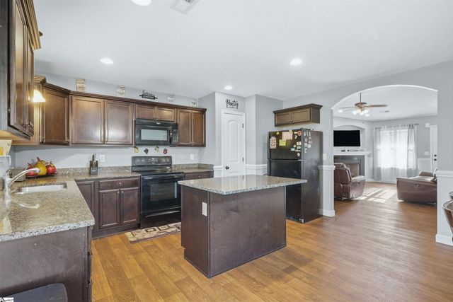 146 Gibbs Road, Wellford, SC 29385