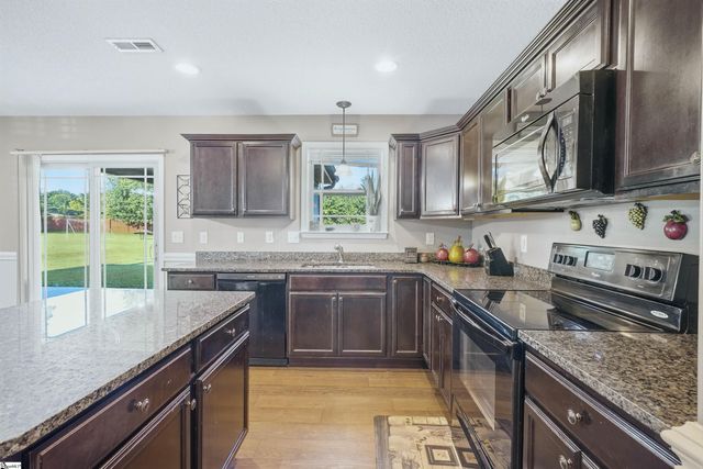 146 Gibbs Road, Wellford, SC 29385