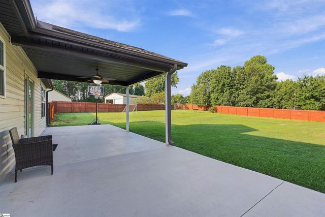 146 Gibbs Road, Wellford, SC 29385