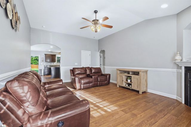 146 Gibbs Road, Wellford, SC 29385