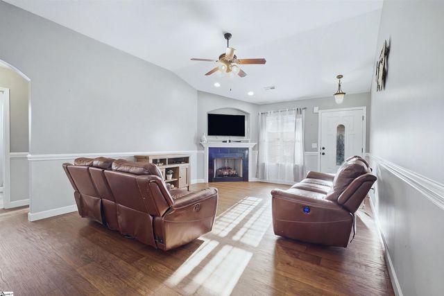 146 Gibbs Road, Wellford, SC 29385