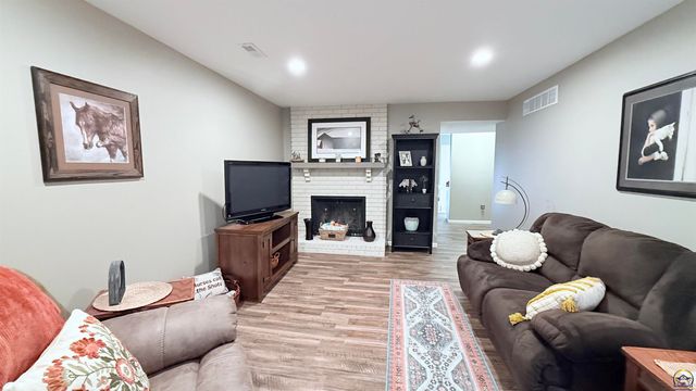 2933 SW Foxcroft 2 CT, Topeka, KS 66614