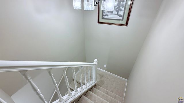 2933 SW Foxcroft 2 CT, Topeka, KS 66614