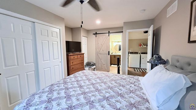 2933 SW Foxcroft 2 CT, Topeka, KS 66614