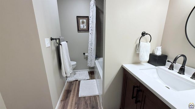 2933 SW Foxcroft 2 CT, Topeka, KS 66614