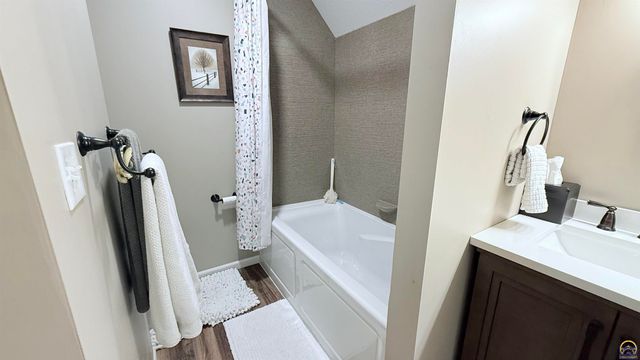 2933 SW Foxcroft 2 CT, Topeka, KS 66614