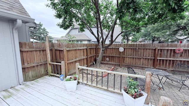 2933 SW Foxcroft 2 CT, Topeka, KS 66614