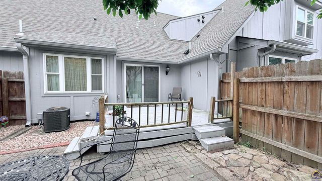 2933 SW Foxcroft 2 CT, Topeka, KS 66614