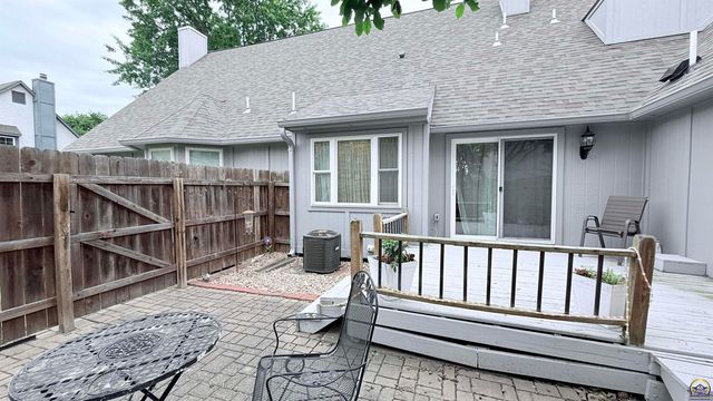 2933 SW Foxcroft 2 CT, Topeka, KS 66614