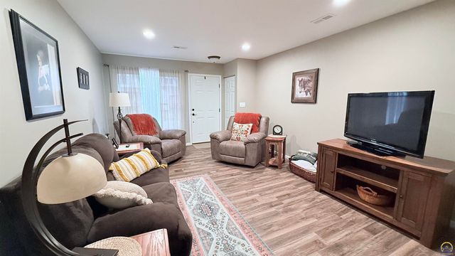 2933 SW Foxcroft 2 CT, Topeka, KS 66614