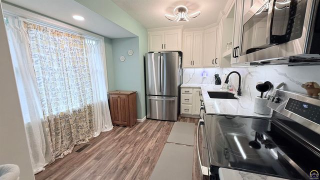 2933 SW Foxcroft 2 CT, Topeka, KS 66614