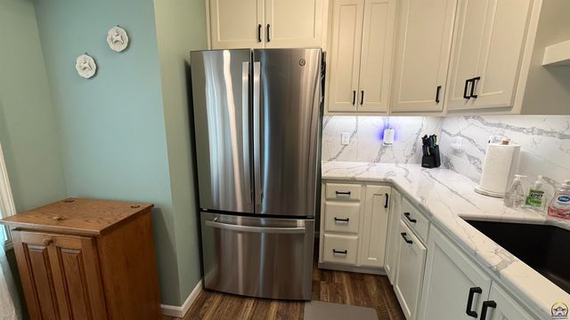 2933 SW Foxcroft 2 CT, Topeka, KS 66614