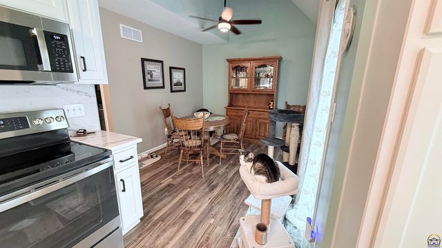 2933 SW Foxcroft 2 CT, Topeka, KS 66614