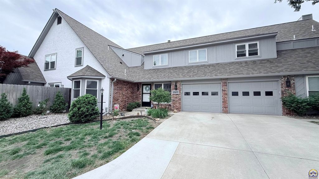 2933 SW Foxcroft 2 CT, Topeka, KS 66614