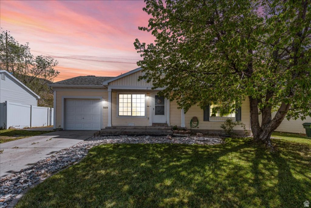 Image 2 of property listing at 869 W 880 S, Tooele, UT 84074