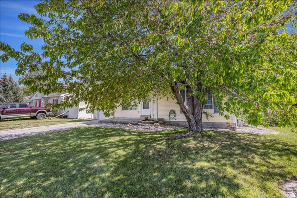 Image 4 of property listing at 869 W 880 S, Tooele, UT 84074
