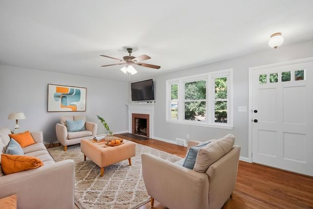 218 Maple St, East Longmeadow, MA 01106