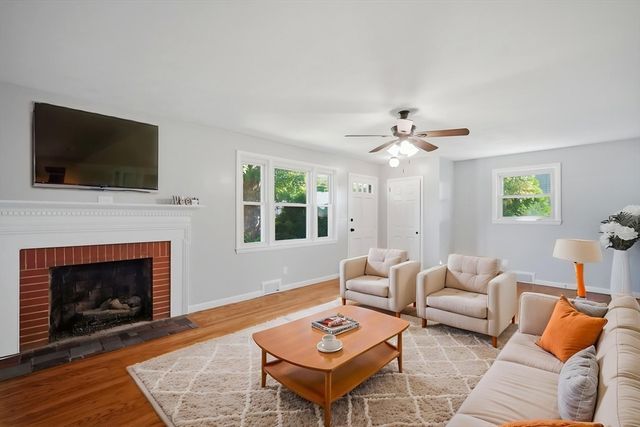 218 Maple St, East Longmeadow, MA 01106