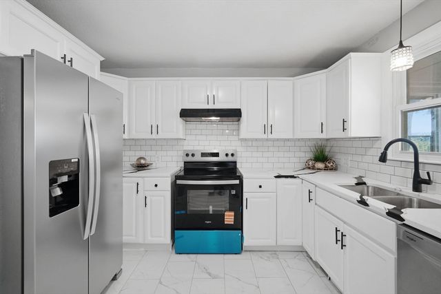 218 Maple St, East Longmeadow, MA 01106
