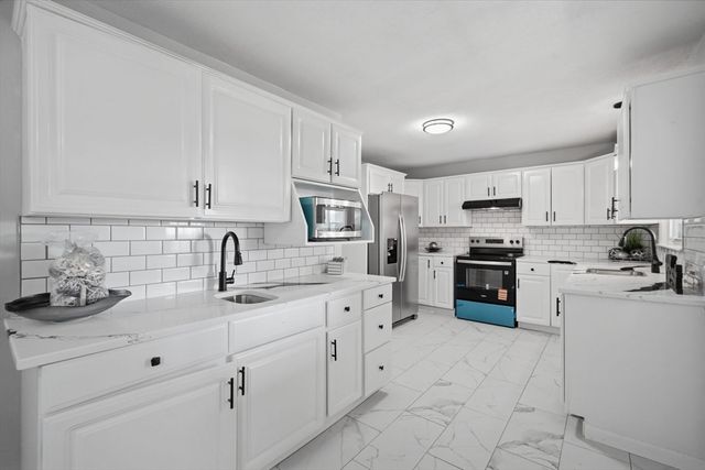 218 Maple St, East Longmeadow, MA 01106