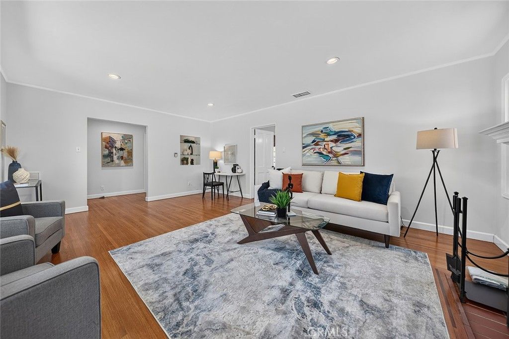 Image 11 of property listing at 735 Los Altos Avenue, Long Beach, CA 90804
