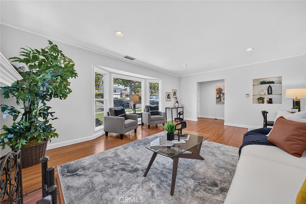 Image 12 of property listing at 735 Los Altos Avenue, Long Beach, CA 90804