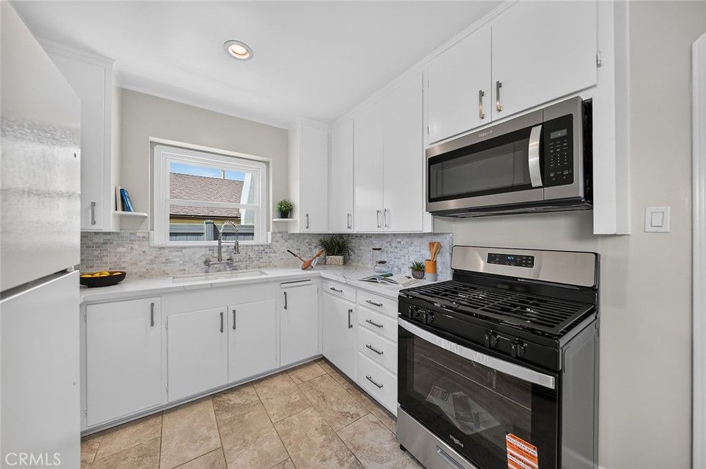Image 16 of property listing at 735 Los Altos Avenue, Long Beach, CA 90804
