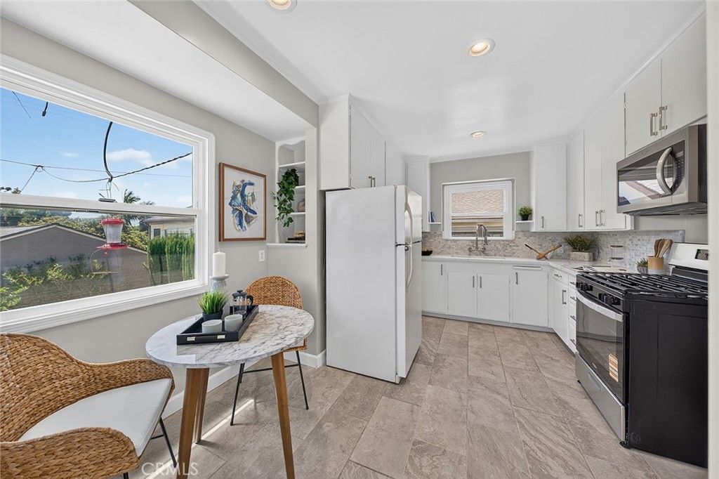 Image 18 of property listing at 735 Los Altos Avenue, Long Beach, CA 90804