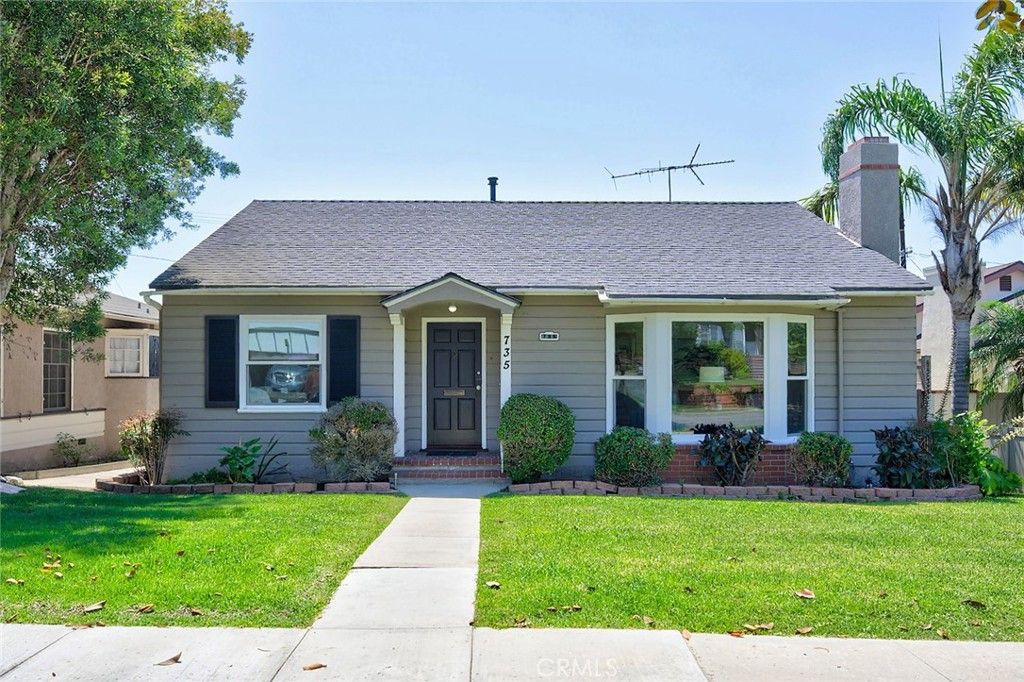 Image 2 of property listing at 735 Los Altos Avenue, Long Beach, CA 90804