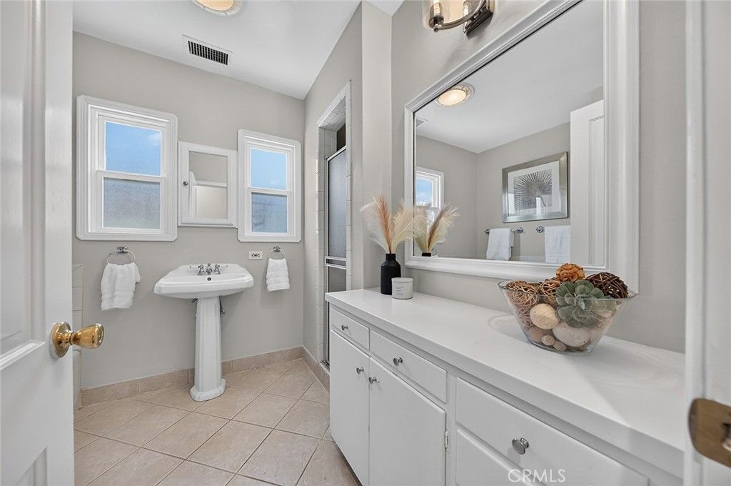 Image 22 of property listing at 735 Los Altos Avenue, Long Beach, CA 90804