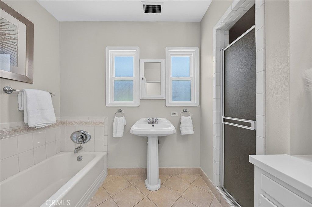Image 23 of property listing at 735 Los Altos Avenue, Long Beach, CA 90804