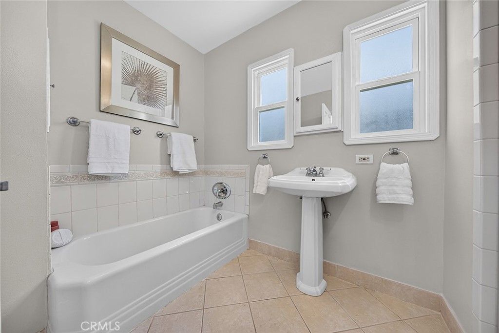Image 24 of property listing at 735 Los Altos Avenue, Long Beach, CA 90804