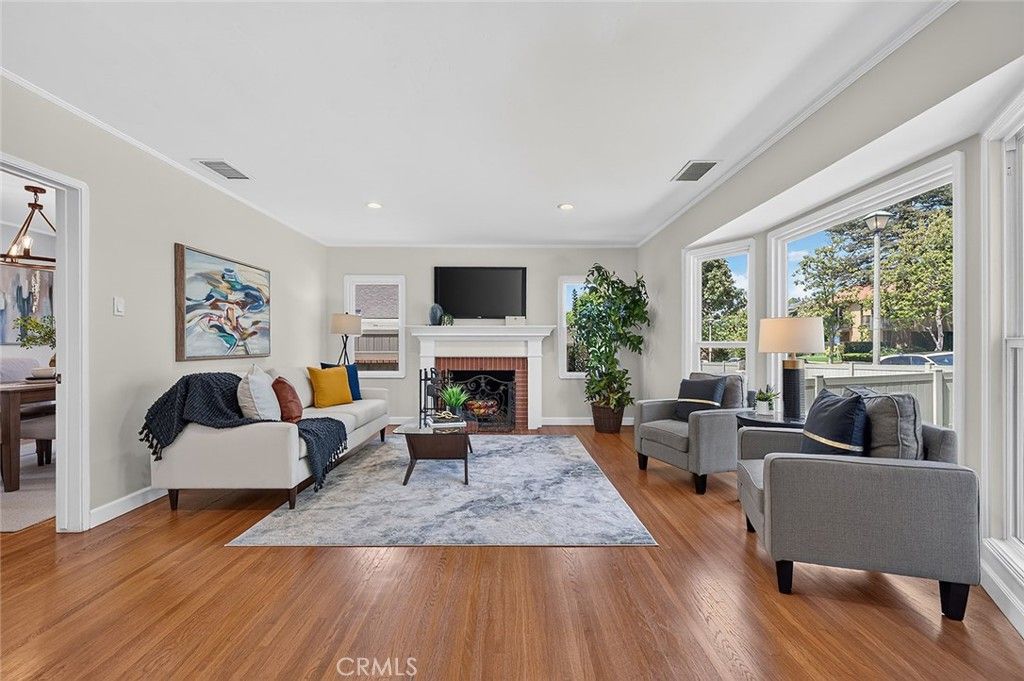 Image 3 of property listing at 735 Los Altos Avenue, Long Beach, CA 90804