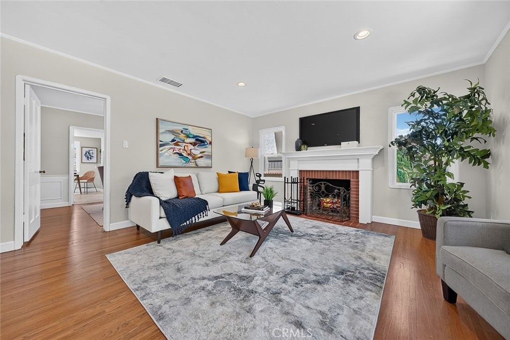 Image 4 of property listing at 735 Los Altos Avenue, Long Beach, CA 90804
