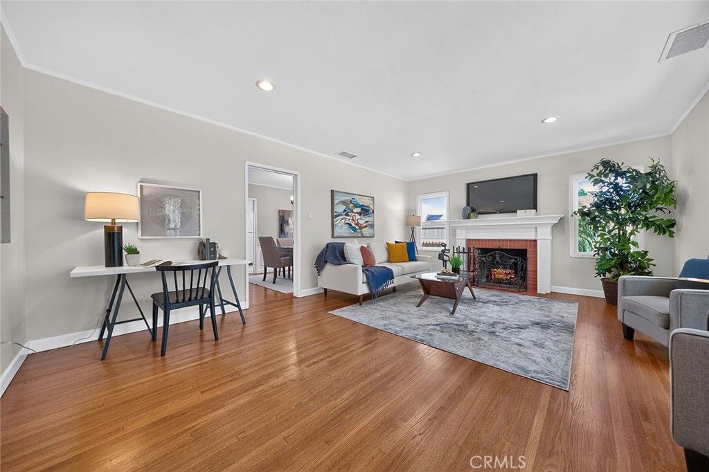 Image 6 of property listing at 735 Los Altos Avenue, Long Beach, CA 90804
