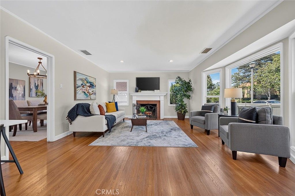 Image 7 of property listing at 735 Los Altos Avenue, Long Beach, CA 90804