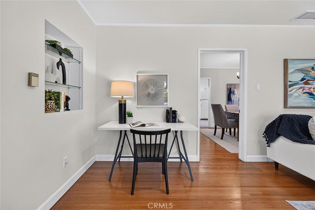 Image 8 of property listing at 735 Los Altos Avenue, Long Beach, CA 90804