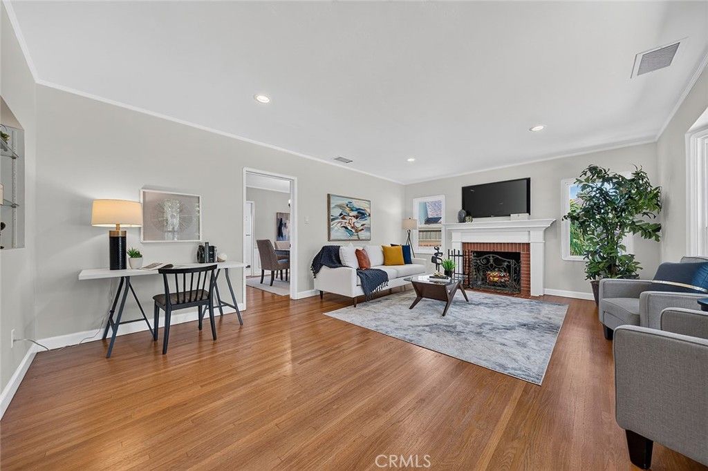 Image 9 of property listing at 735 Los Altos Avenue, Long Beach, CA 90804