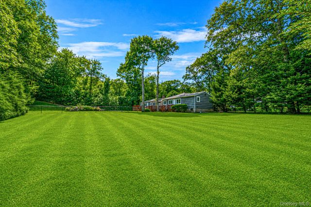 4 Durham Drive, Dix Hills, NY 11746