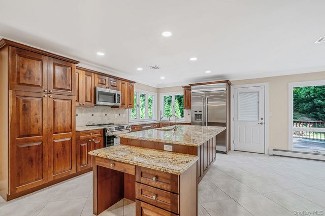 4 Durham Drive, Dix Hills, NY 11746